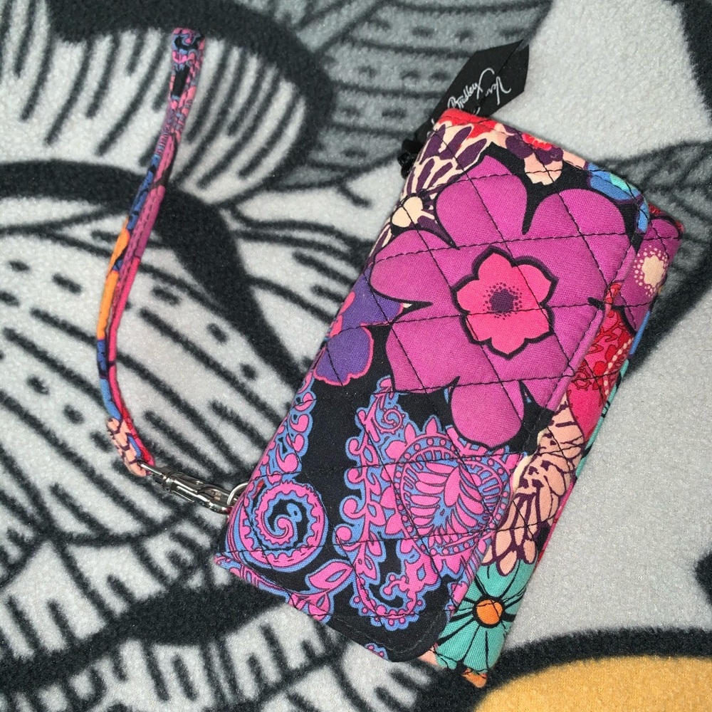 Beautiful Vera Bradley Smartphone Wristlet